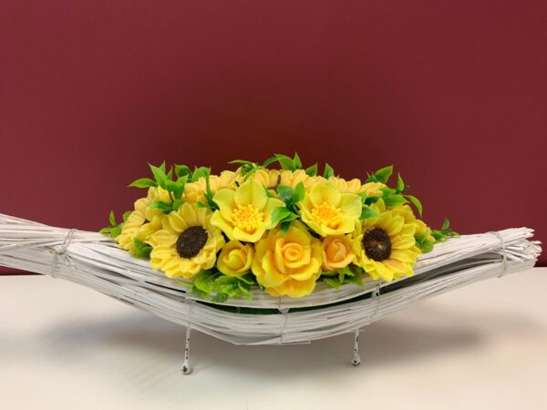 Лодка с ароматни цветя от глицеринов сапун - Image 3